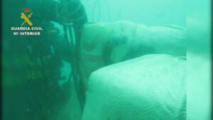 Cae una red de narcos que usaba buzos para recuperar fardos que tiraban en la costa de Tarifa