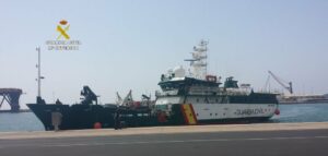 El buque de la Guardia Civil 'Río Miño' abre sus puertas al público en el puerto de Algeciras