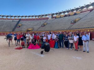 Vecinos de Alpandeire visitan las instalaciones de la Escuela Municipal de Tauromaquia