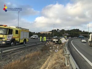Un camión cargado de botellas de vino cae en la autovía en un aparatoso accidente