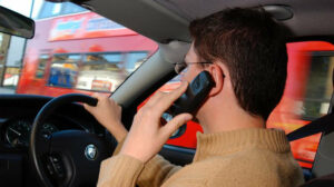 La Policía Local lleva a cabo una campaña para evitar las distracciones al volante