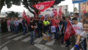 En torno a un millar de personas se manifiesta en Algeciras por el expediente de Acerinox