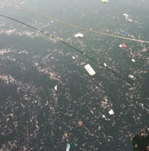 Vecinos de El Rinconcillo denuncian el mal estado del agua de la playa