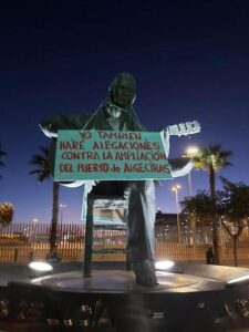La estatua de Paco de Lucía, con una pancarta en contra de la ampliación