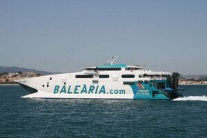 Capitanía Marítima inmoviliza el buque Jaume III por un derrame de carbonilla al mar