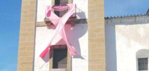 La iglesia de La Palma luce una gran lazo rosa por la lucha contra el cáncer de mama