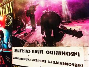 Tomoyuki Hotta eleva la pegada de carteles a la categoría artística en una nueva exposición