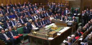 El Parlamento británico apoya el acuerdo del Brexit pero congela su tramitación