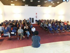 Los trabajadores del programa ERACIS reciben información sobre las campañas de Bienestar Social