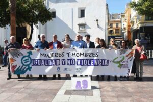 Victoria Kent se concentra con el lema 'Mujeres y hombres, igualdad y no violencia'
