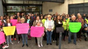 Padres y madres del Virgen de la Esperanza se concentran para exigir personal sanitario