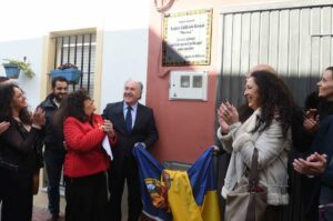 Beatriz Calderón, la Nena, ya tiene una placa de reconocimiento en su barrio de San Isidro