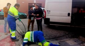 El Ayuntamiento supervisa los imbornales de la Cuesta del Rayo de cara a las próximas lluvias