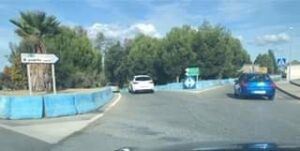 Alertan del hundimiento de parte del asfalto en el acceso a El Rinconcillo desde la autovía