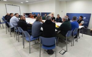 La patronal se compromete a trasladar una propuesta a los sindicatos para alcanzar un acuerdo