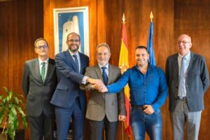 Estibadores y patronal consensúan el documento base que evita la huelga en los puertos