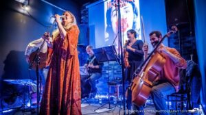 El sonido sefardí de 'Liona y Serena Strings' inunda la noche algecireña en el McCartney Bar