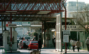 Crece el tráfico en la frontera con Gibraltar pero muy lejos de los niveles de junio de 2019