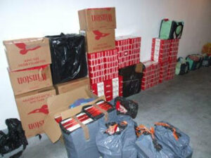 Detenidas cuatro personas en San Roque con 17.500 cajetillas de tabaco de contrabando