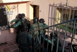 La Guardia Civil interviene once armas, dinero y un dron en macrooperación contra tráfico hachís