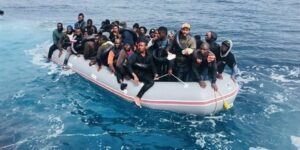 Rescatados en el estrecho 145 personas y cuatro niños provenientes de dos pateras