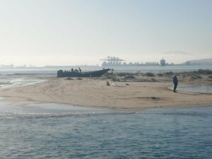 Detenido en una narcolancha en la playa del Cortijo de Borondo de San Roque con 1.200 litros de gasolina