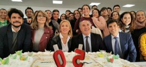 El Instituto Isla Verde celebra su 50 aniversario con un cartel conmemorativo de Pepe Barroso