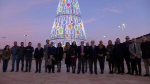 El puerto inaugura el nuevo espacio del acceso central con el encendido del árbol de Navidad