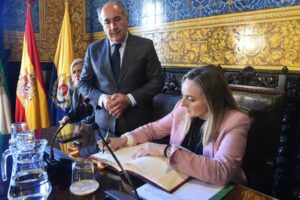 La consejera de Fomento garantiza el impulso de la Junta a la rehabilitación integral de La Piñera