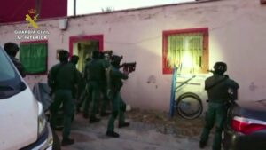 Más de 150 guardias civiles registran fincas rurales de Tarifa en una nueva macrooperación antidroga
