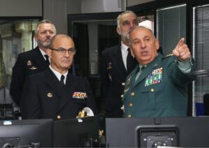 El Almirante de la Flota conoce el funcionamiento del Centro de Operaciones de Servicios y el SIVE