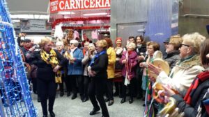 'Navidad de los Pueblos' anima las calles del Barrio de la Caridad con villancicos en varios idiomas
