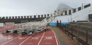 'Elsa' tira una torreta del estadio de la Balona y causa daños en el Virgen de la Esperanza de Algeciras