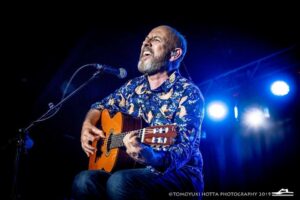 Javier Ruibal repasa sus 35 años en los escenarios en una noche memorable en La Gramola