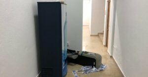 Asaltan el Ayuntamiento de Los Barrios de madrugada y causan destrozos en varios departamentos