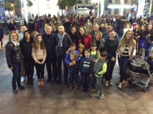 Música y baile llenan de animación la Plaza Alta en vísperas de la Nochebuena