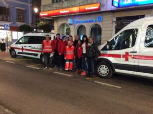 Voluntarios de Cruz Roja recorren el municipio para entregar un menú navideño a los más necesitados