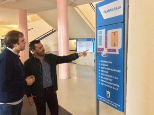 El pabellón polideportivo 'Doctor Juan Carlos Mateo' estrena nueva señalética