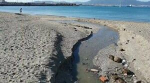 Ecologistas lamentan una "nueva fuga" de aguas residuales en la playa de Poniente en La Línea