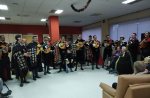 La Tuna de Peritos de Algeciras alegra la Navidad cantando a los abuelos algecireños