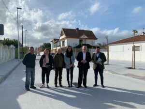 El alcalde supervisa las obras de calle Salines, que mejorarán en tráfico en El Rinconcillo