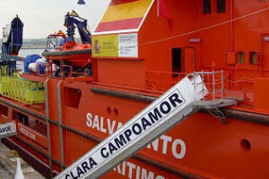 El singular confinamiento de los 15 tripulantes del 'Clara Campoamor'