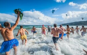 Desafían el frío del invierno con el último baño del año en la playa de Getares