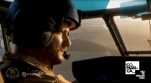 Un algecireño pilota el helicóptero de combate con el que Joaquín felicita la Navidad a la Fuerzas Armadas