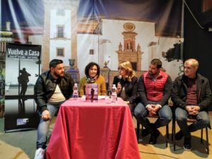 Juan Familiar y Juana María Andrades presentan el libro 'Vuelve a casa'