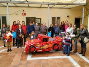 Una réplica del bólido 'Rayo McQueen' gana el concurso de esculturas de latas de Algeciras