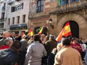 Más de 150 personas secundan en Algeciras la concentración de Vox contra el Gobierno de Sánchez