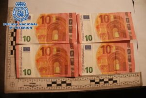 Localizados dos menores que intentaron pagar varias compras con billetes falsos en La Línea