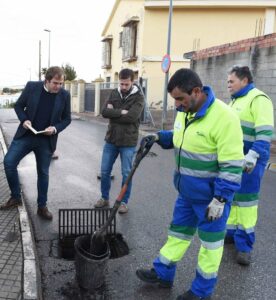 Operarios de Emalgesa acometen la limpieza de imbornales en La Granja