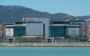 Adelante Algeciras, preocupado por el futuro del centro comercial de El Corte Inglés tras el anuncio de ERE